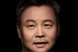 余华说：“一杯水，你渴的时候，它贵如黄金，不渴时，...图片