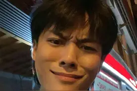 疯狂小杨哥的背景 小杨哥原名张庆阳图片