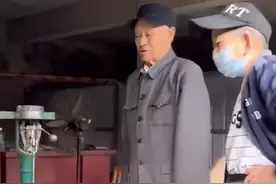 阆中放牛娃猛哥现在干起了老本行～收破烂，没有做黑暗料理了！图片