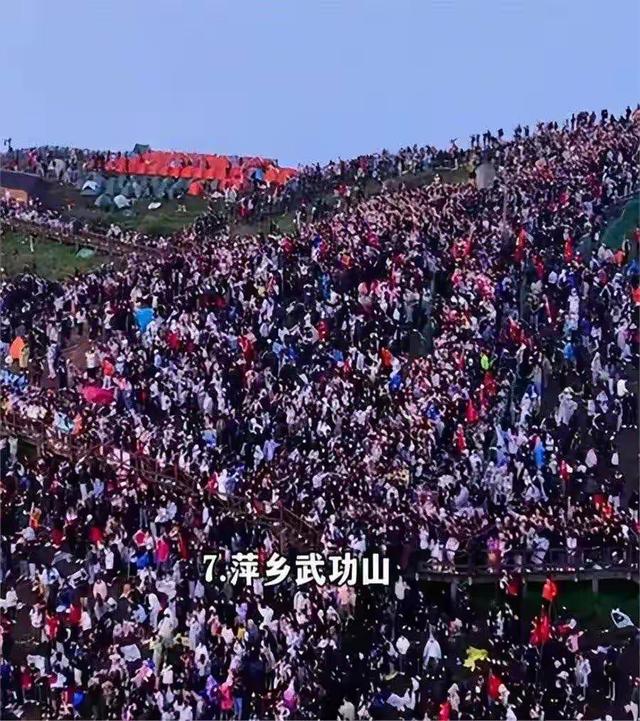 国庆23亿人出游：导航2小时堵成5小时	，为啥大家还抢着出门？