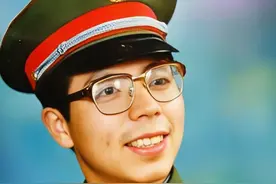 84年一战士摔落山崖，意外发现敌人指挥部：既然来了不能空手而归图片