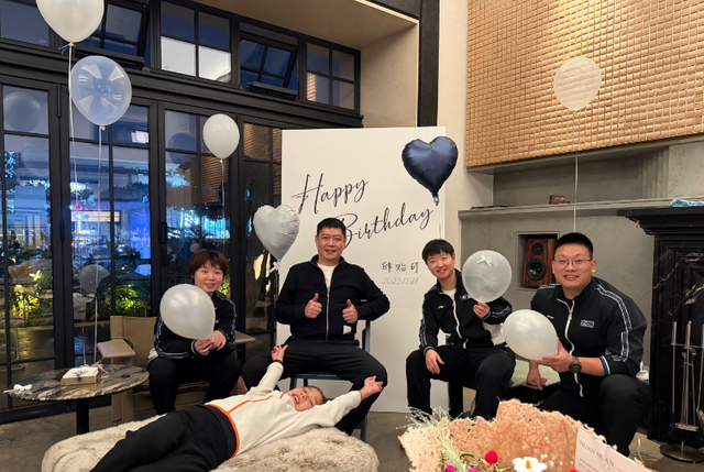 孙颖莎蒯曼拿气球为邱贻可庆生