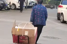 遭儿子反对，70岁老太太仍然坚持捡拾废品，背后真相...图片