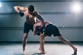 人身上哪个部位挨打最疼？轻轻一拳直接死亡，打架时记...图片