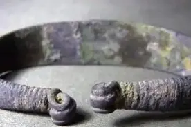 1944年，成都一唐代古墓，发现一只空心银手镯，里边藏着一张纸图片