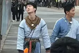 如今，年近 50 的他，无儿无女，依然单身图片