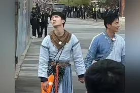 如今，年近 50 的他，无儿无女，依然单身图片