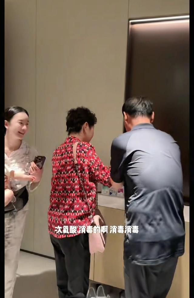 带娃该精细呵护还是“糙养”