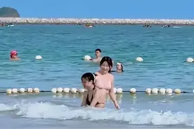 辣眼睛！两女子海边穿内衣内裤搓背！并做出不雅姿势图片