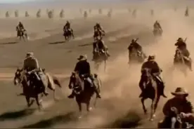 最后一次成功的骑兵冲锋，骑兵的绝唱，八百骑兵完虐马克泌重机枪图片