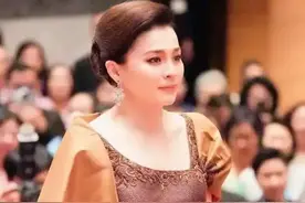 泰国王后苏提达气质非凡，难怪泰王如此陶醉图片