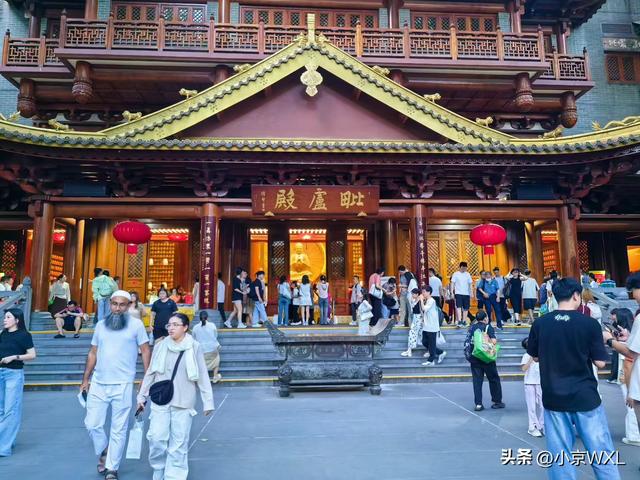 位于北京路旁的大佛寺，香客络绎不绝
