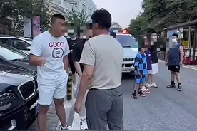 辽宁大连，游客因没在饭店吃饭，被饭店大妈锁车！大妈：图片