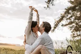 为什么男人活到中年就开始嫌弃妻子，开始毁家了？图片