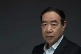 不爱主动的女人， 骨子里有着倔强图片