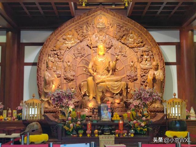 位于北京路旁的大佛寺，香客络绎不绝
