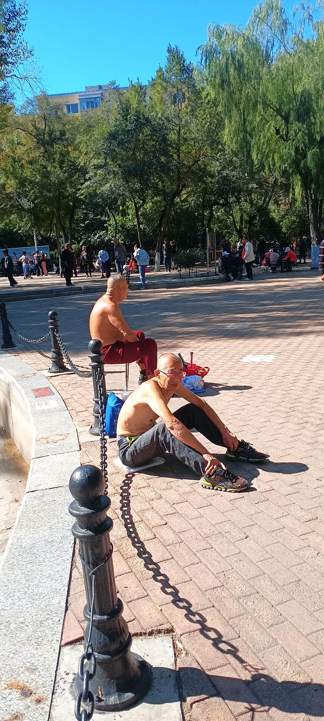 晚秋你穿什么衣服出门