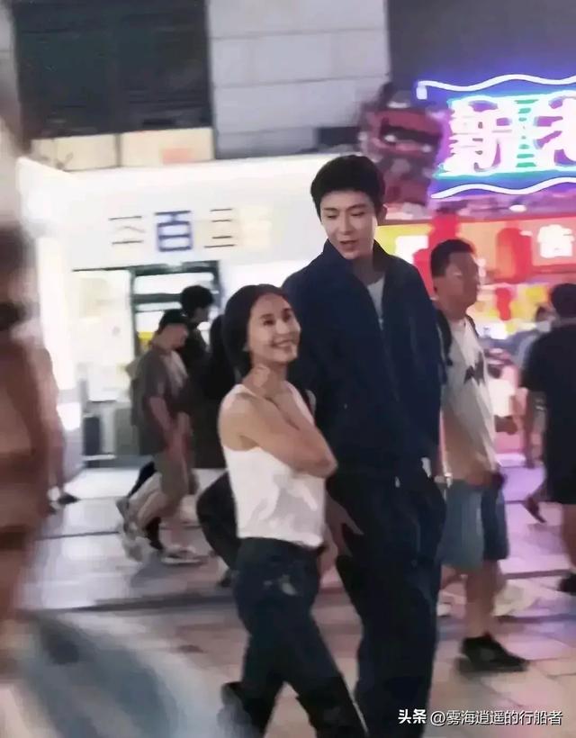 万万没有想到，女神现实中居然那么矮，现在才知道，不过还很漂亮