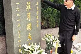 2006年李嘉诚请风水师为亡妻迁坟，对方要价200万，李嘉诚嫌贵图片