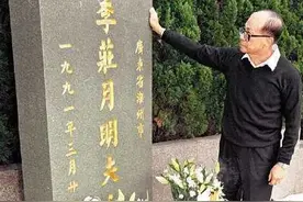2006年李嘉诚请风水师为亡妻迁坟，对方要价200万，李嘉诚嫌贵图片