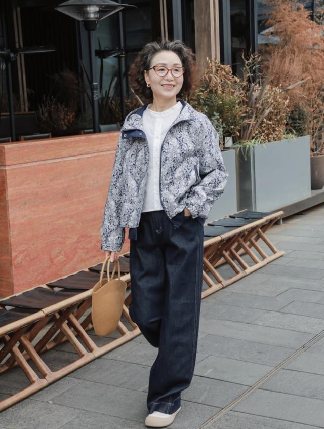 这是我见过最有气质的妈妈：63岁个子不高却端庄，穿衣优雅又贵气