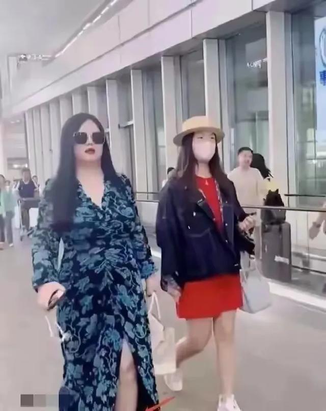 200斤的李湘机场亮相 气场好强大 走起路来肉肉都在颤抖 打扮好有钱