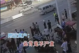 黄石惊魂一幕：电瓶车强冲交警关卡，双双倒地受伤引网友热议图片