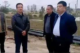 坐在那里，一个两手放前，一个双手背后，究竟谁是领导...图片