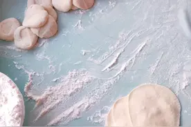 我75岁，因为在饭桌上说了句“我腿疼”被儿子怼，我有些感慨图片