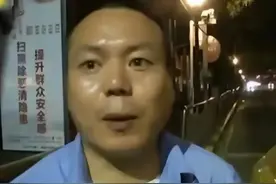 司机捡到钱包，凌晨三点送警局被骂太晚，民警:你觉得...图片
