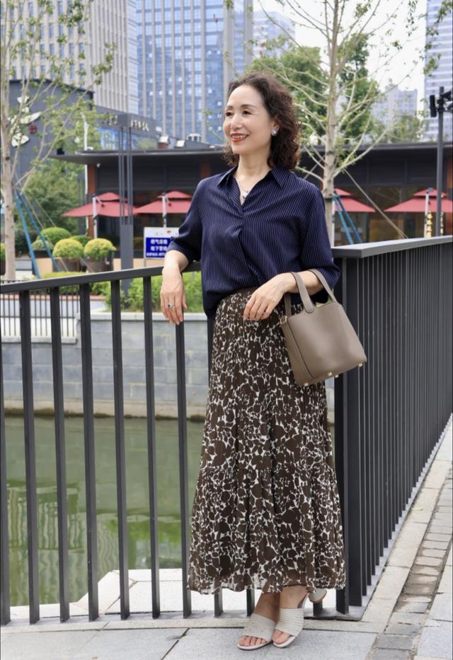 这是我见过最有气质的妈妈：63岁个子不高却端庄，穿衣优雅又贵气