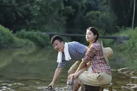 1979年，知青娶了村姑李婷婷，领着妻子回家探亲。...图片