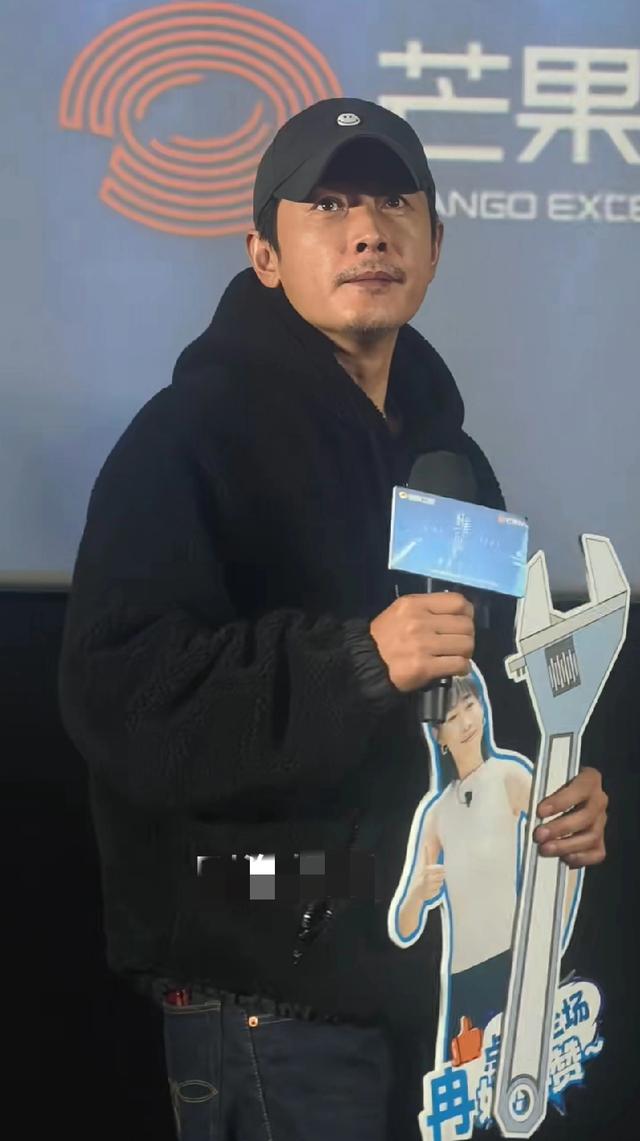 罗晋现身新作看片会