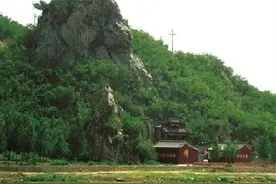 桃河畔有座神奇的小山峰，山不在高，有仙则名图片