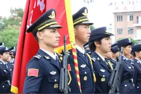 警校学员穿着的少见的奇怪警服图片