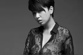 13年前，《让子弹飞》中一脱成名的赵铭，如今36岁怎样了？图片