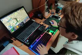 儿子考上985大学后，每天通宵打游戏，妈妈：真是愁死了图片