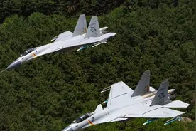 美媒发现中国双航母编队“亮点”歼-15震撼亮相！ 1图片