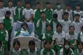 痛心！患重病拍毕业照的男孩今日早上去世，父亲：我想留张毕业照图片