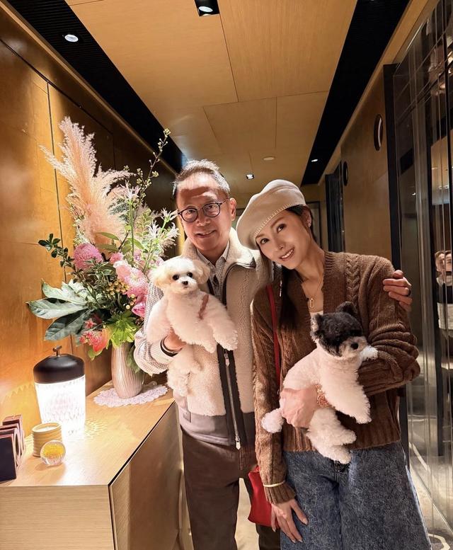 李嘉欣在香港别墅过年，染了一头金发打扮喜庆，与老公抱狗拜年 第2张