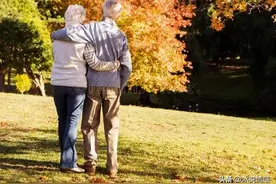 75岁大妈含泪自述：再婚20年我才明白，老年人没有爱情，只有利益图片
