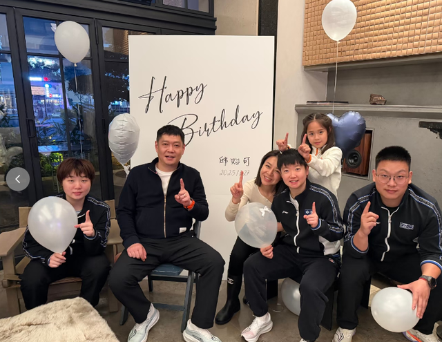 孙颖莎蒯曼拿气球为邱贻可庆生