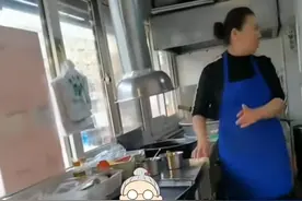 近日辽宁一位老板娘开玩笑：你看这孩子好像我家外孙女图片