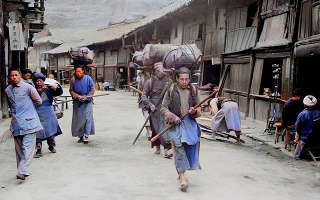80年前山西临汾旧照曝光：鼓楼前“还没有夜市”冷清一片，日本女人在街上悠然闲逛