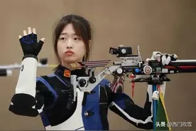 黄雨婷夺首金 启蒙教练激动落泪# 拿到奥运首金的她图片
