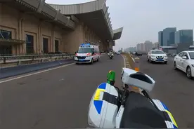 外省婴儿患病急需转院，济南交警铁骑紧急护送。 #交警视频封面