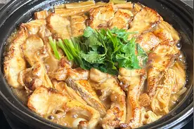腐竹焖鱼腩做法，出锅热气腾腾，鲜香入味，汤汁拌饭也能吃两碗视频封面