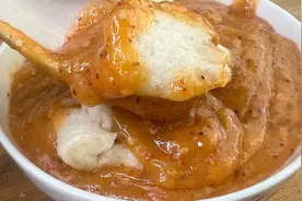 河南特色辣椒糊涂做法来啦，将馒头和花卷撕成块蘸着吃，香辣过瘾