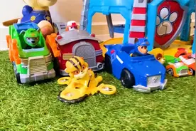 儿童喜欢的各种汪汪队小狗玩具车和公仔在桌面滑行比赛的游戏视频封面