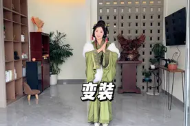 小小买了一件战国袍，快递刚到店里，小七就穿上拍视频了